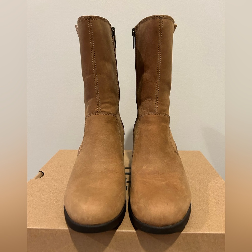 Size 6.5 UGG Joely wedge boot